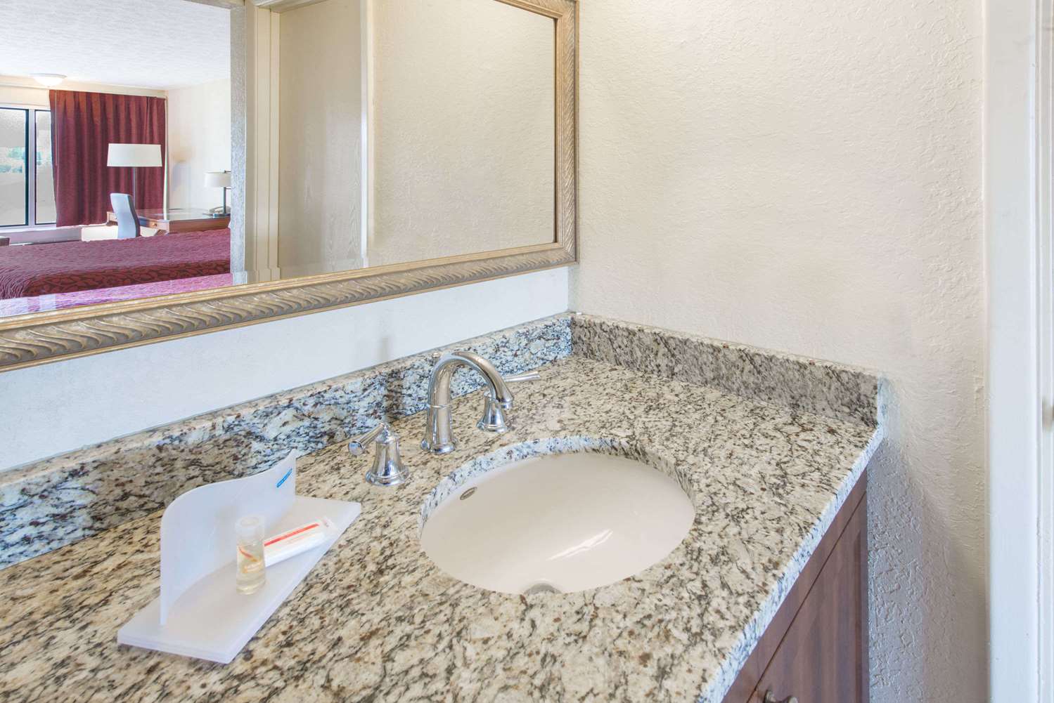 Days Inn & Suites By Wyndham Dayton North 19/19