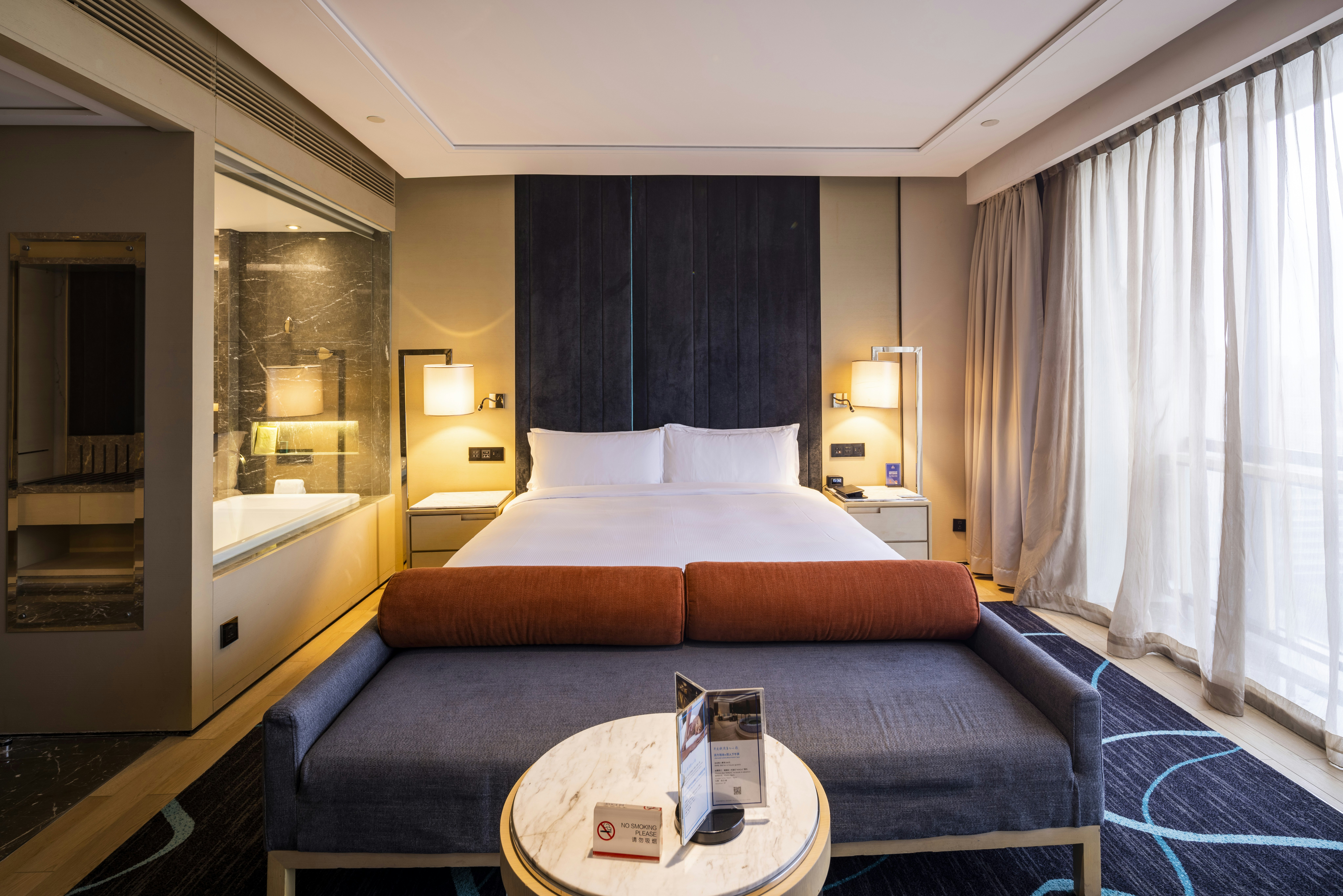 EXECUTIVE, KING BED