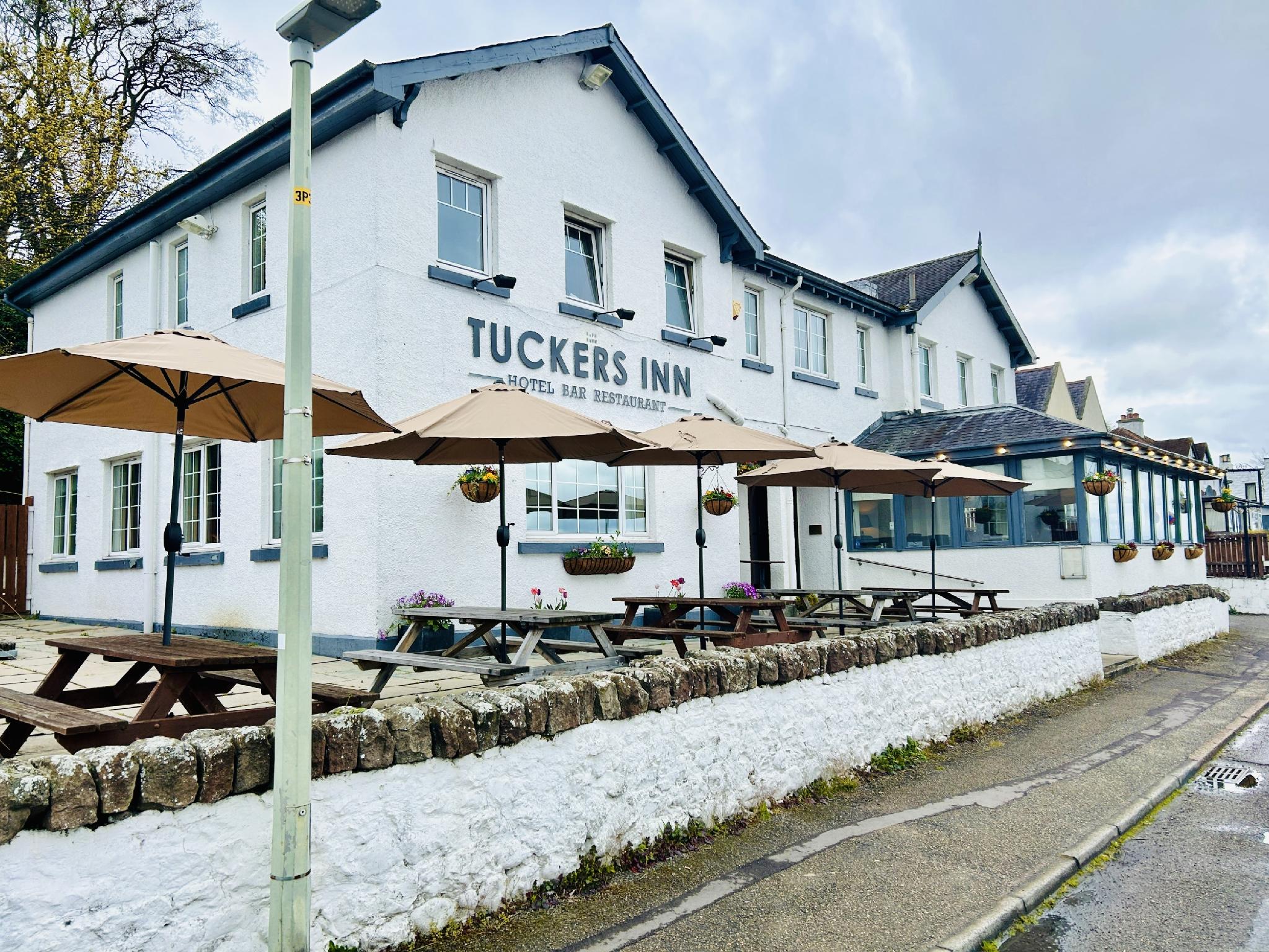 Tuckers Inn 18/18