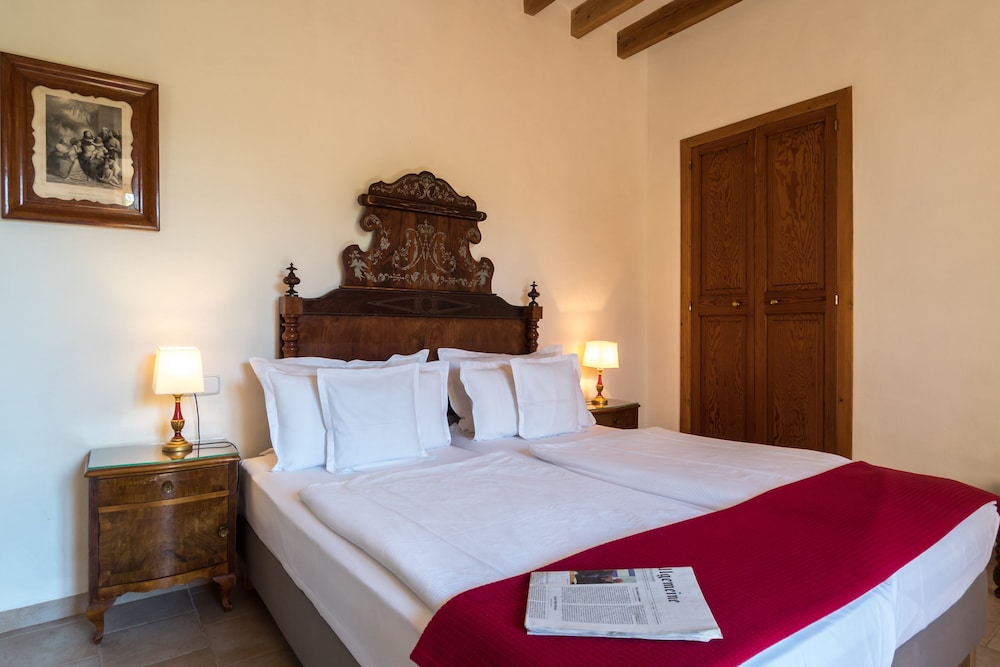 Finca Hotel Can Estades 21/63