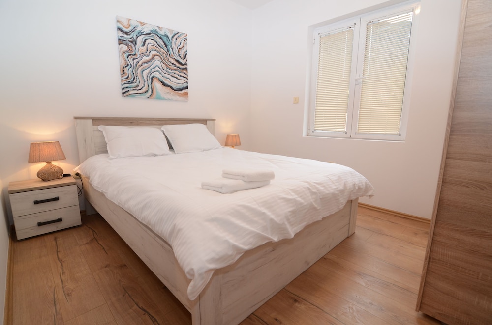 Maritimo Apartments 10/50