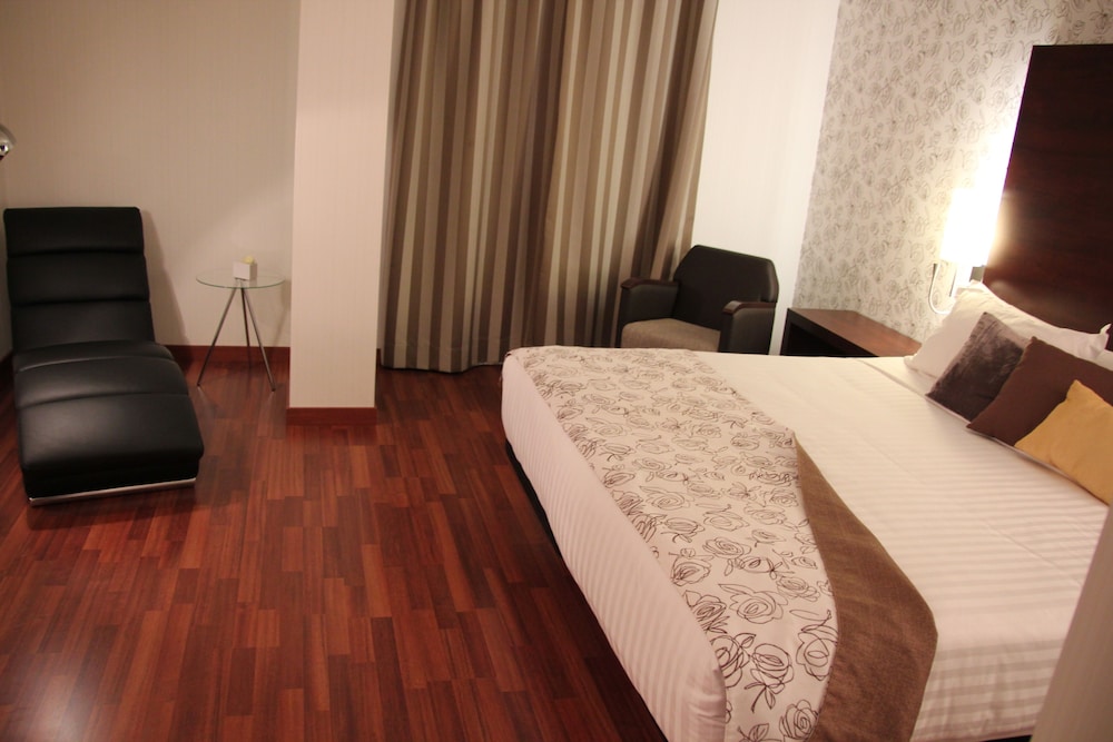 JUNIOR SUITE, KING BED