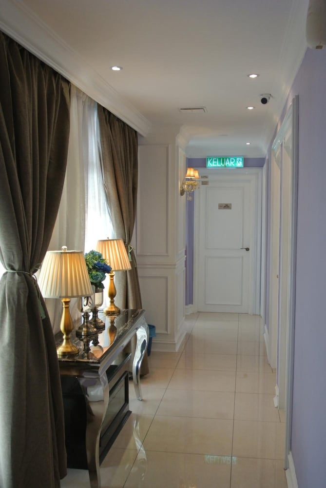 1 Day Car Hotel Station 18 36/38