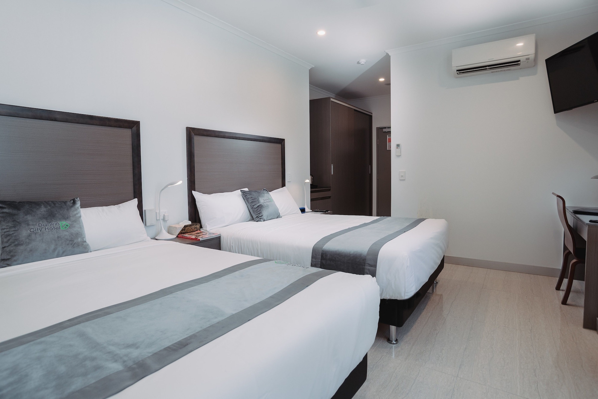 DELUXE, TWIN BEDS