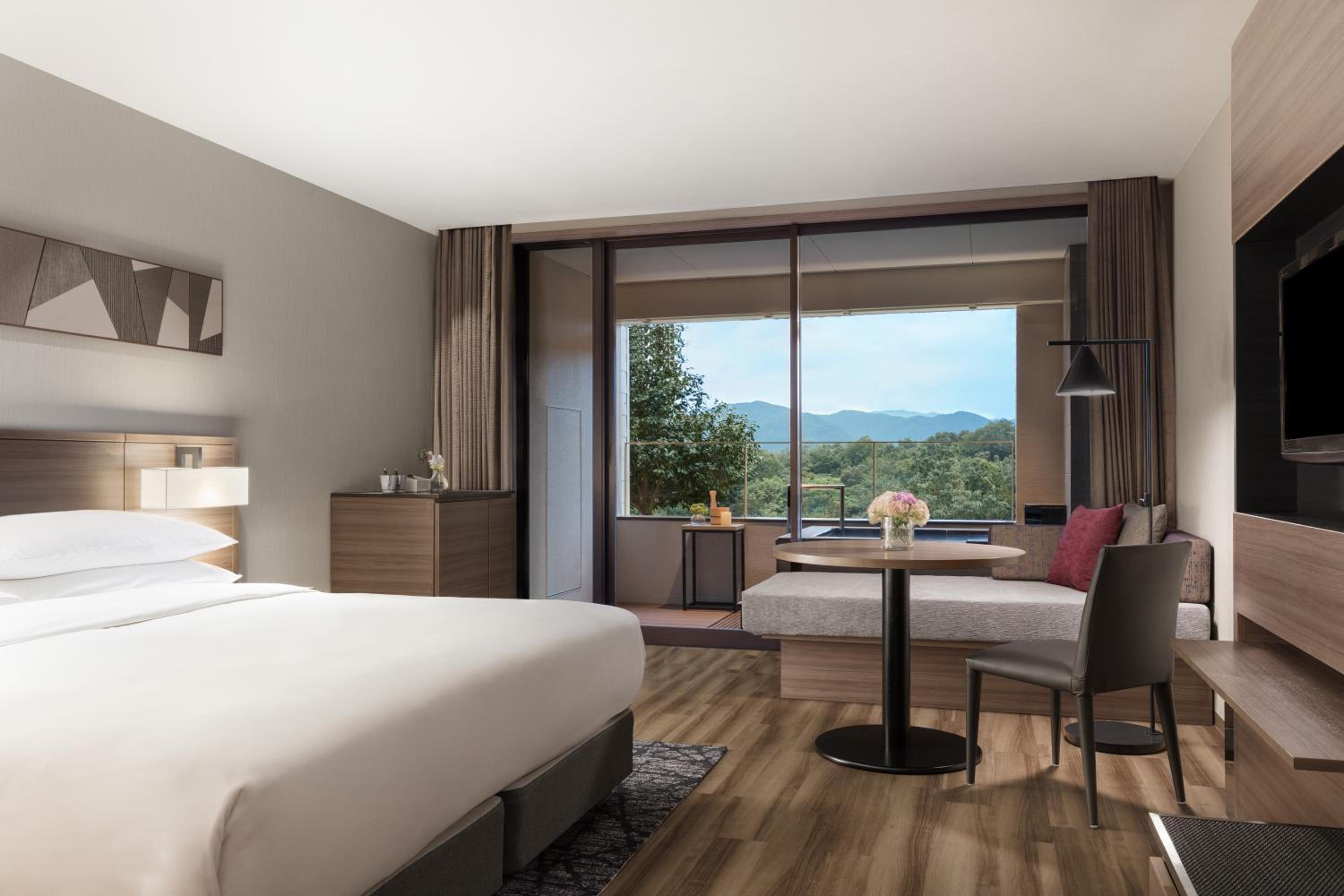 Guest Room, Deluxe, King Bed, Garden View, Hot Spring Bath