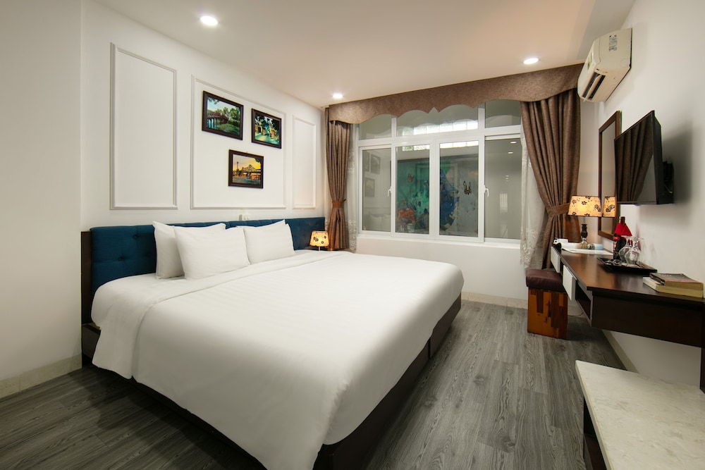 DELUXE, DOUBLE OR TWIN BED