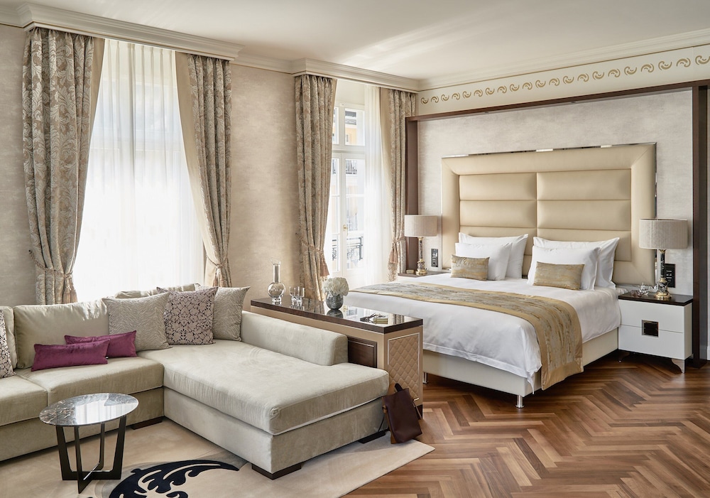Junior Suite, Double and Twin Beds, Corner