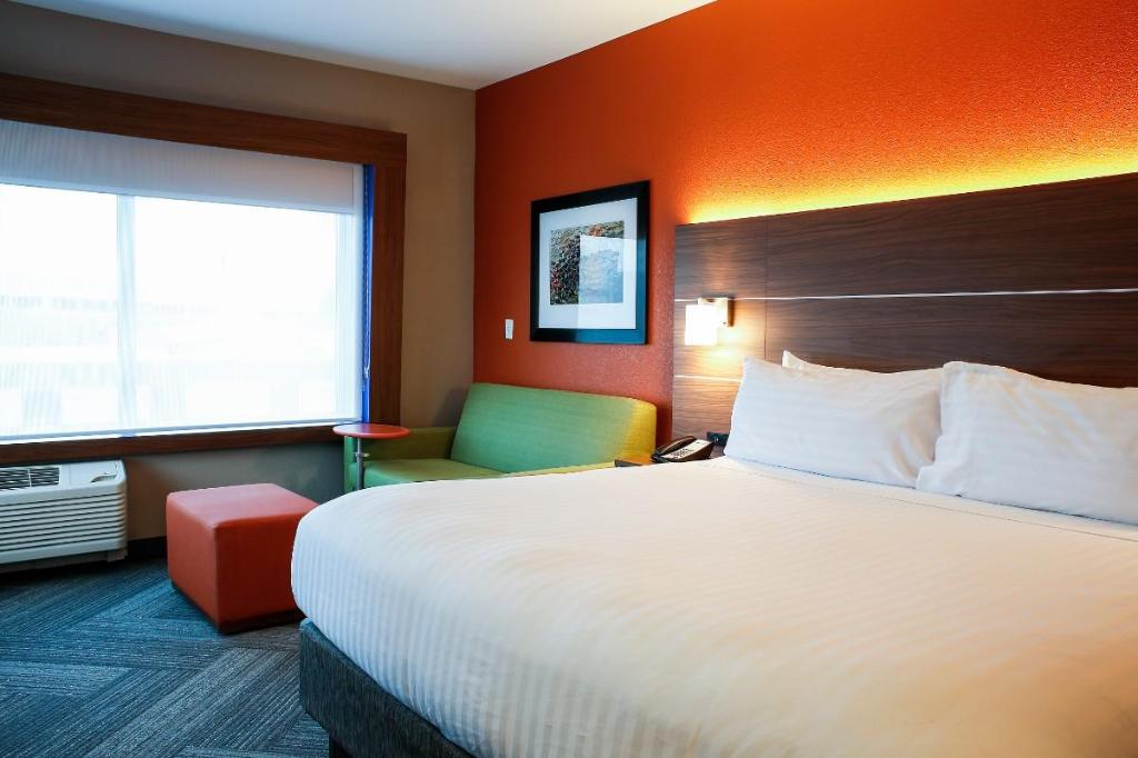 Suite, King Bed, Sofa