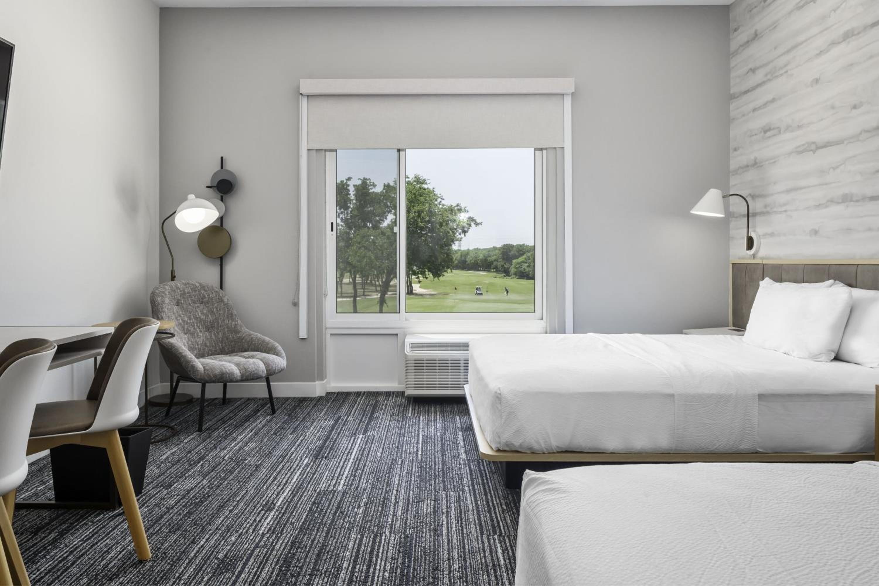 Studio, 2 Queen Beds, Golf Course View, Bathtub, Large, Accessible