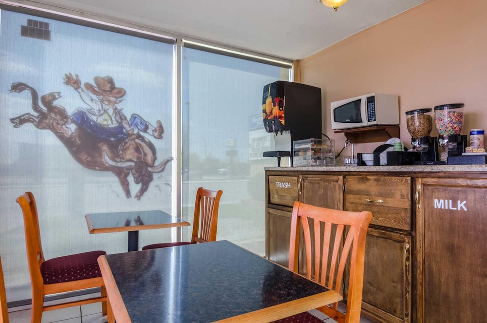 Executive Inn Dodge City, KS (ex Rodeway Inn) 26/34