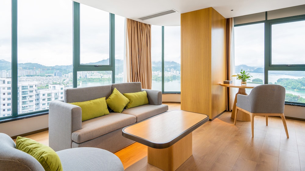 Holiday Inn One Thousand Island Lake 22/43