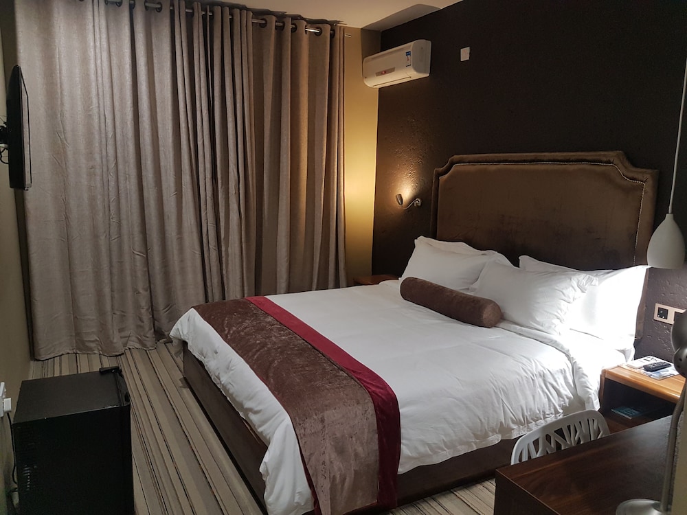 La-Signature Guest House 3/23