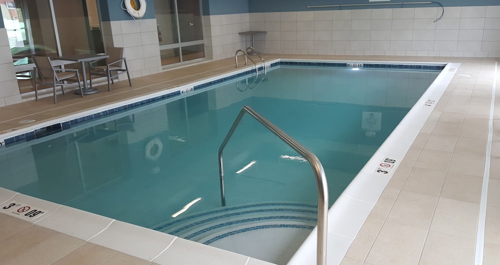 Holiday Inn Express Suites Toledo West 15/54