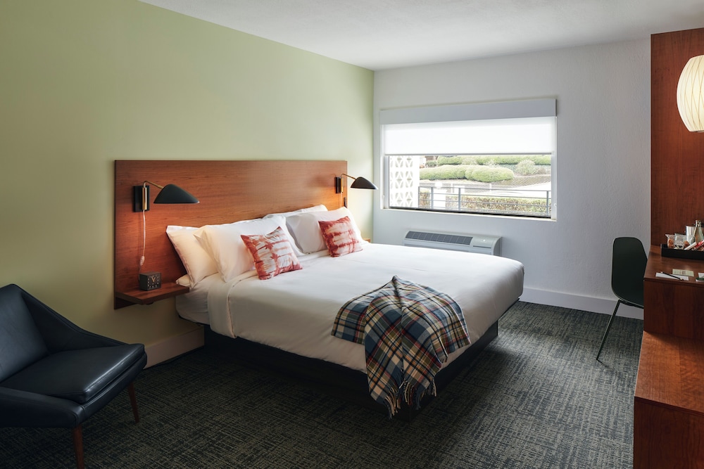 STANDARD, KING BED