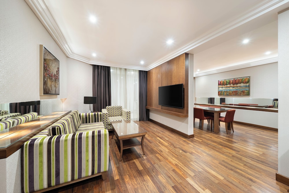 كراون بلازا الرياض منهال(Radisson Blu Hotel and Convention Center, Riyadh Minhal) 47/67