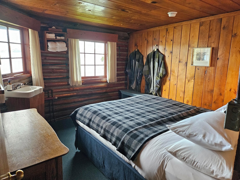 Room, Queen Bed, Water View, Shared Bathroom