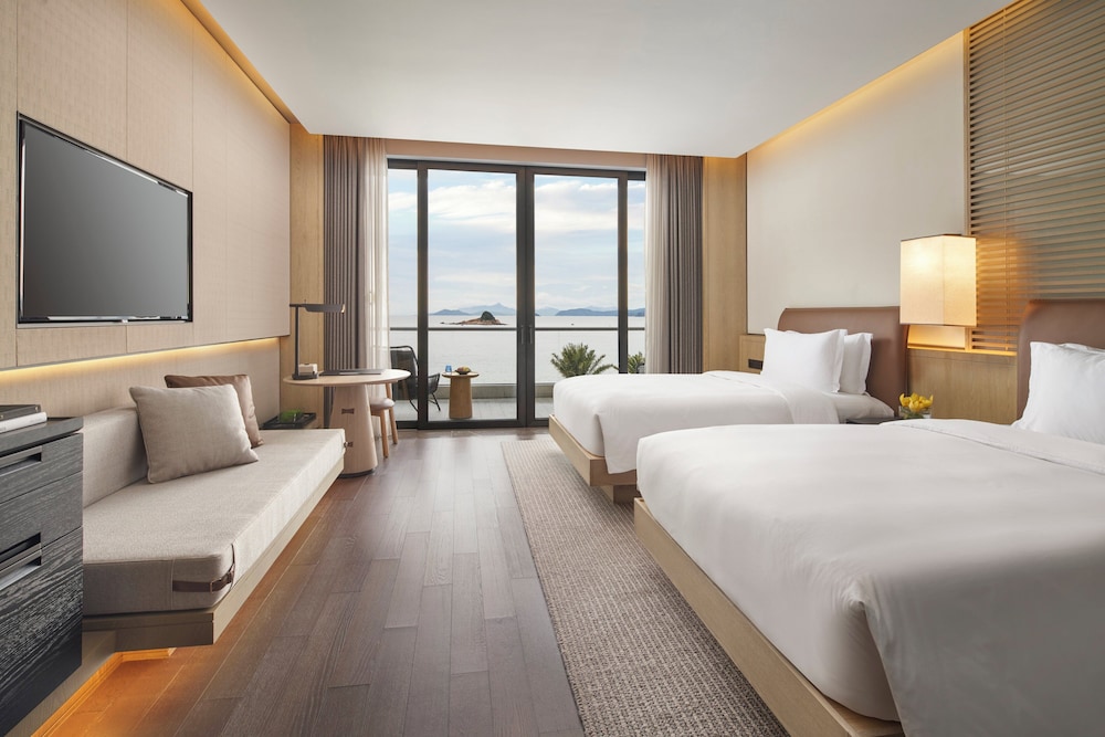 Classic, Twin Beds, Ocean View, Club Lounge Access, High Floor