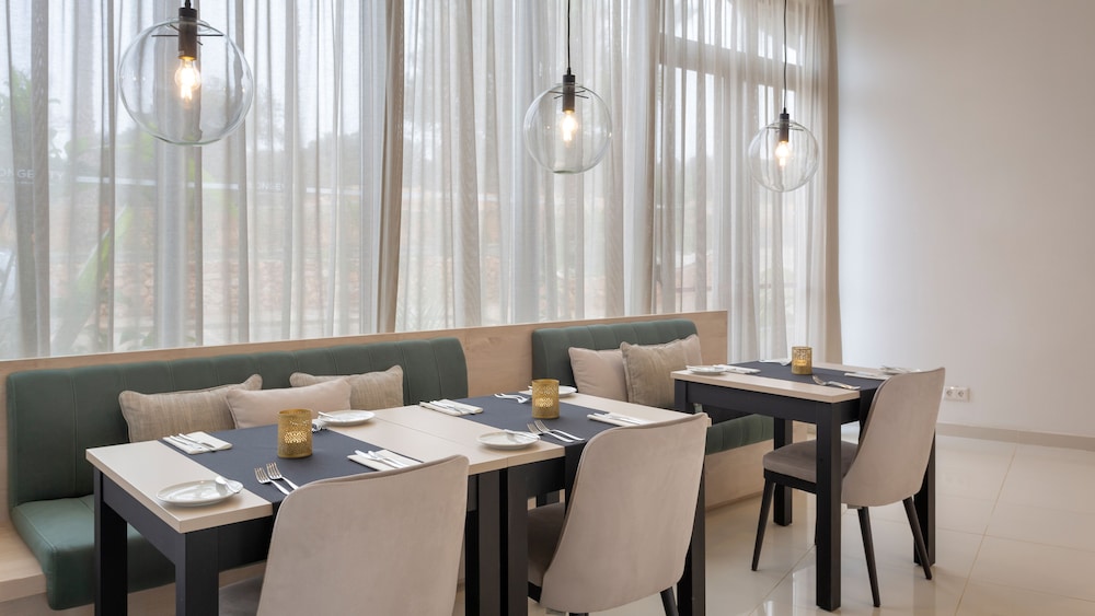 Longevity Health & Wellness Hotel 55/67