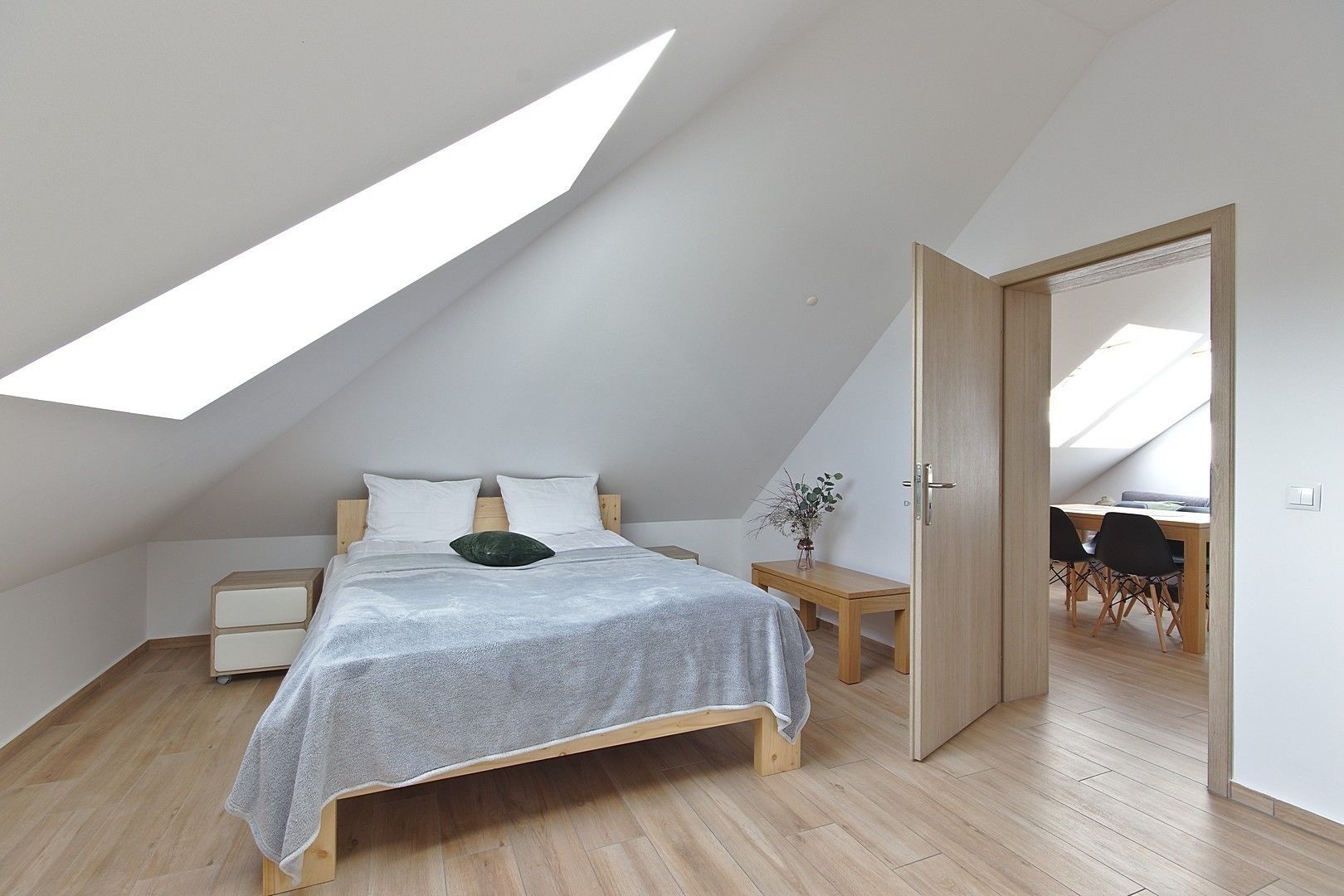 2 BEDROOMS, DELUXE, APARTMENT, BALCONY, ATTIC