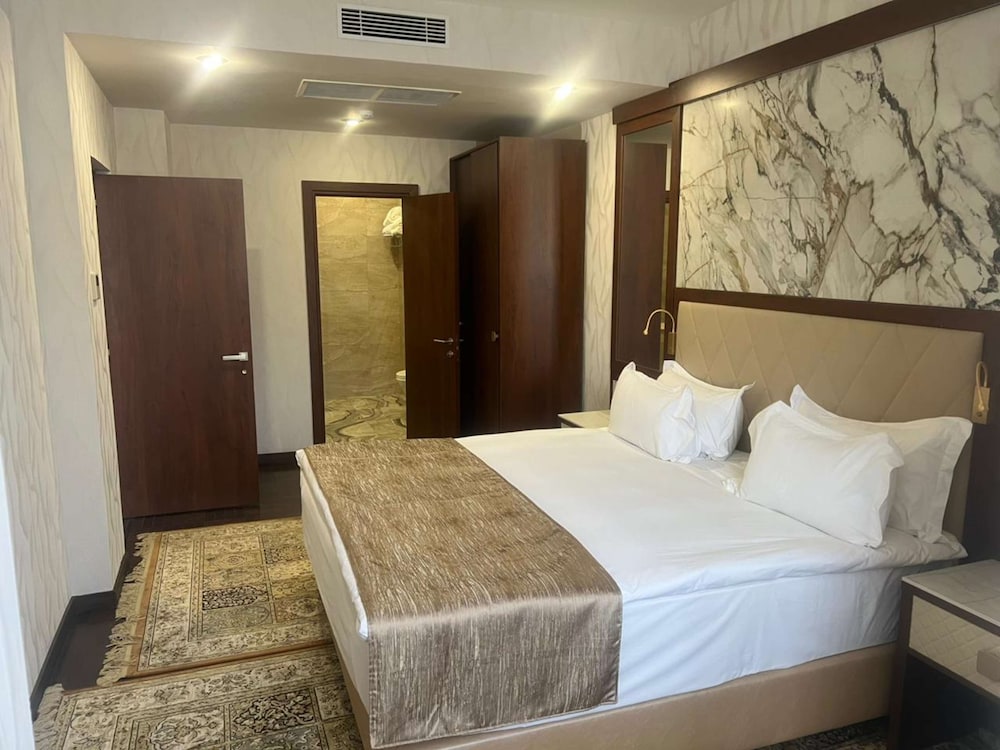 APARTMENT, KING BED, LIVING AREA, KITCHEN