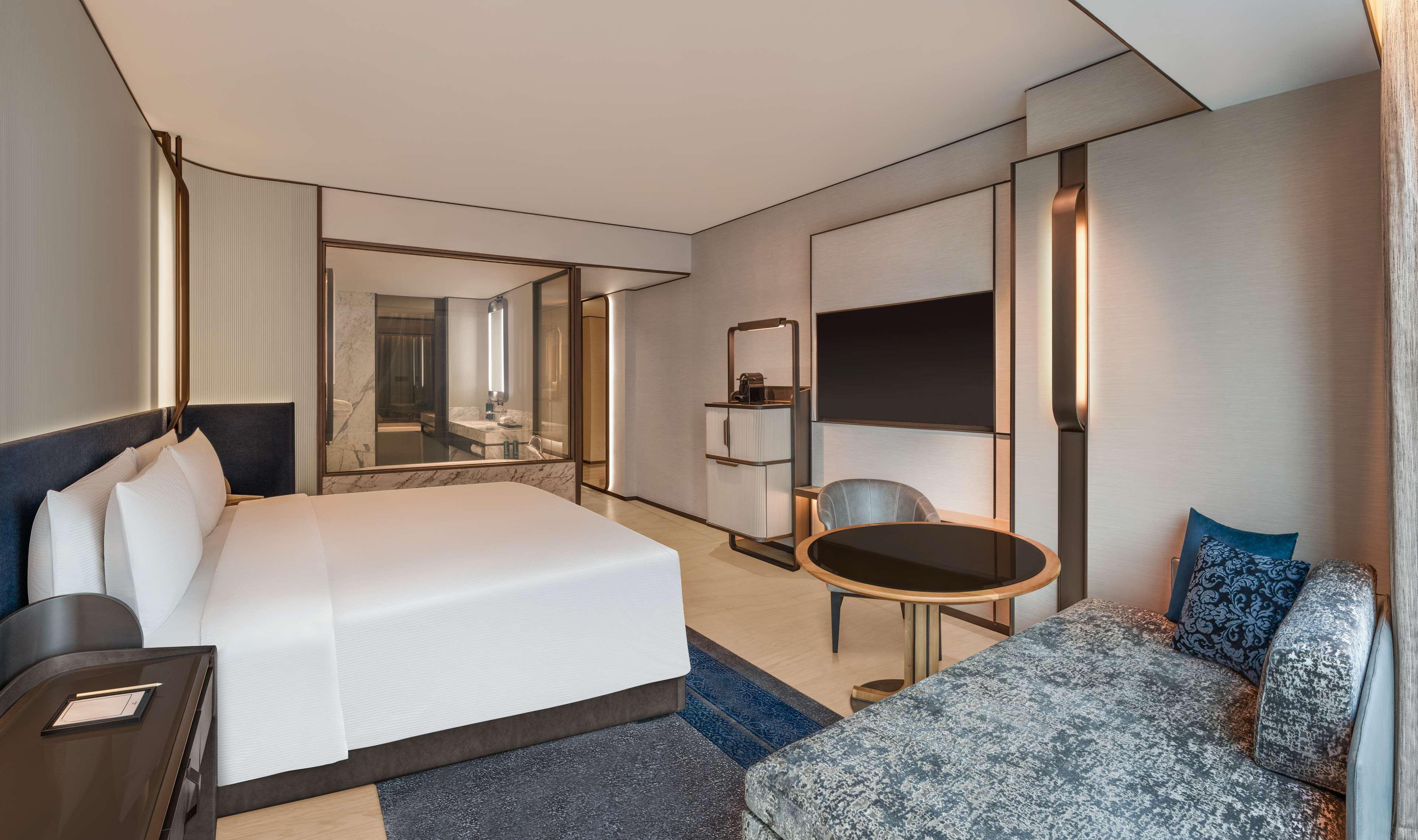 غرفة بسرير مزدوج بإطلالة على المدينة، Hilton Saigon 2/4