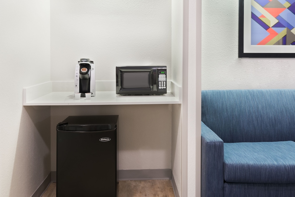 Holiday Inn Express & Suites Nearest Universal Orlando 14/48