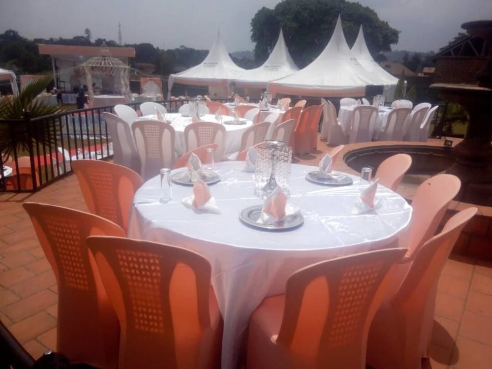 Makutano Hotel 9/18