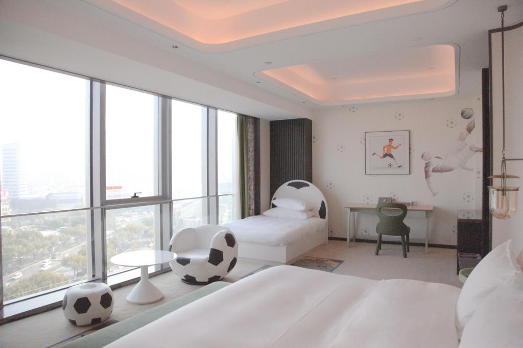 Theme, Room Assigned on Arrival, 1 Queen and 1 Single Bed