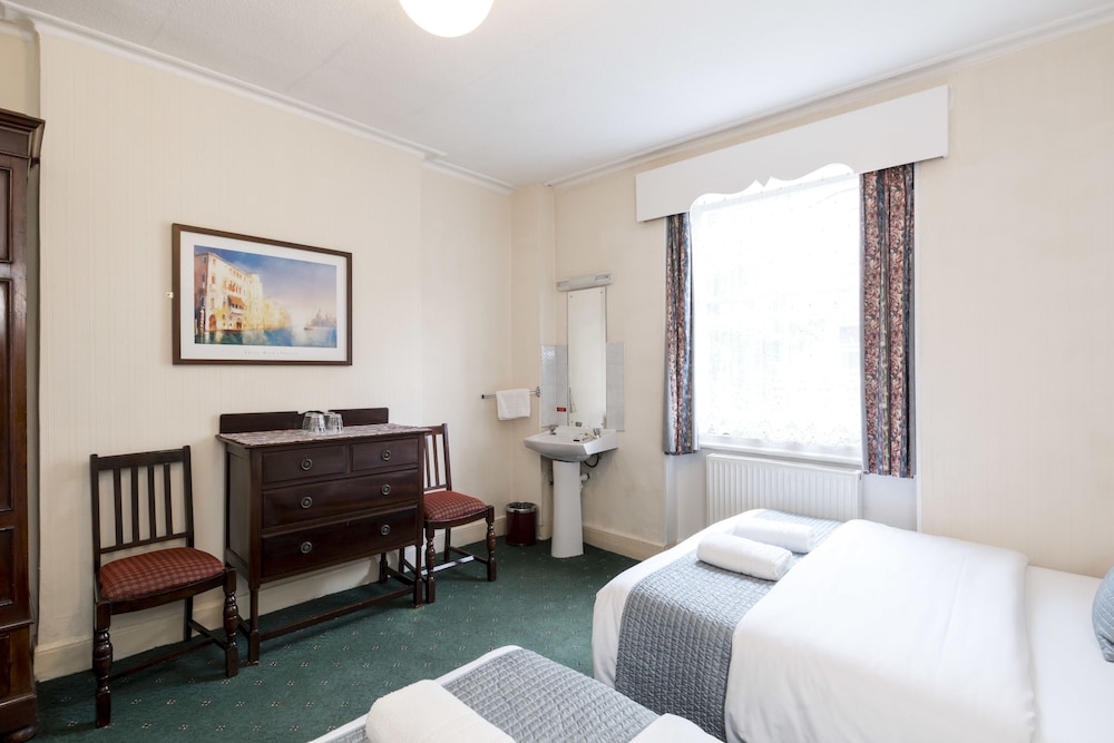 St Athans Hotel 28/73