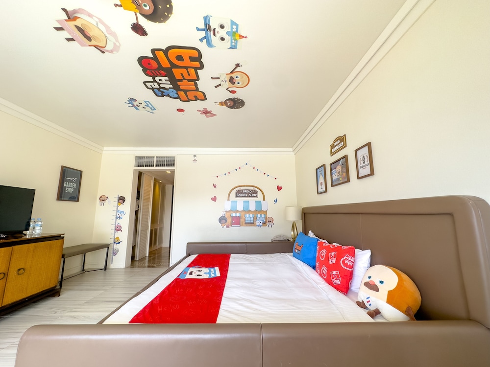 Bread Barbershop, Pool Side, Club Lounge Access، Lotte Hotel Guam 4/8