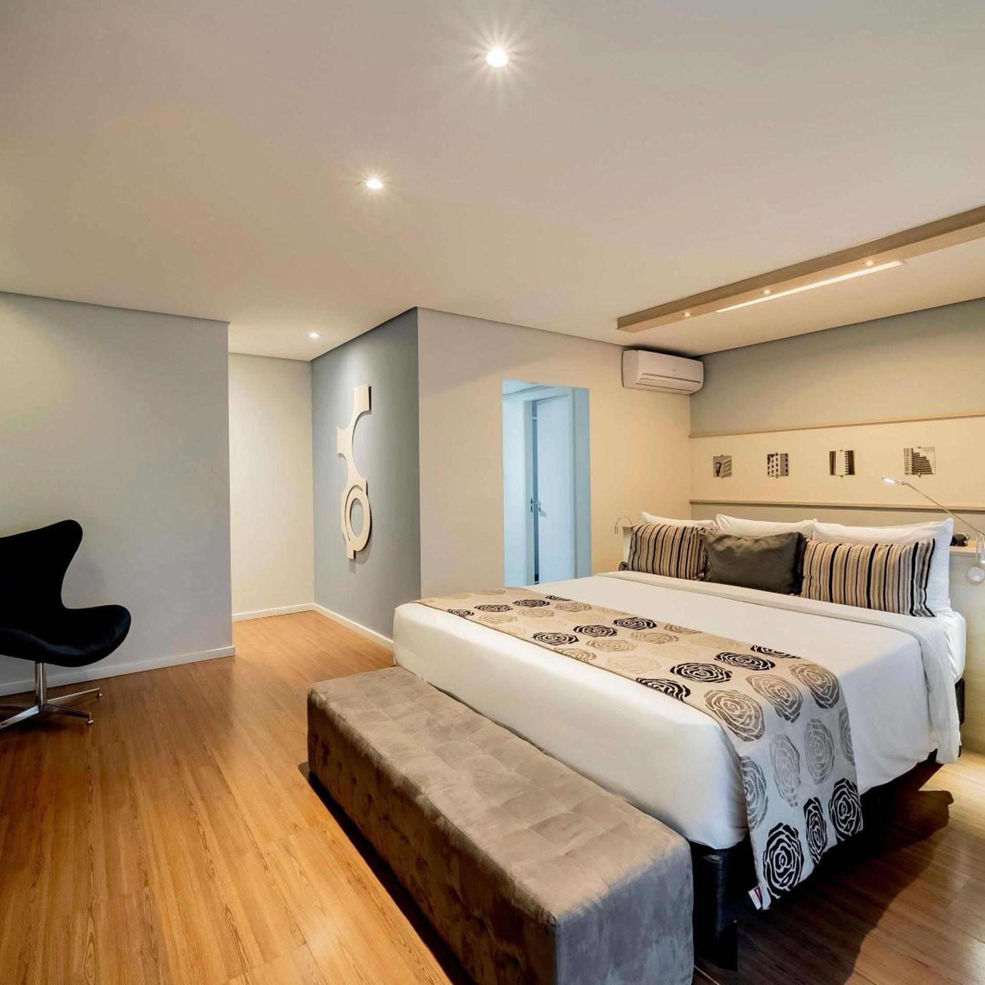 Privilege, King Bed