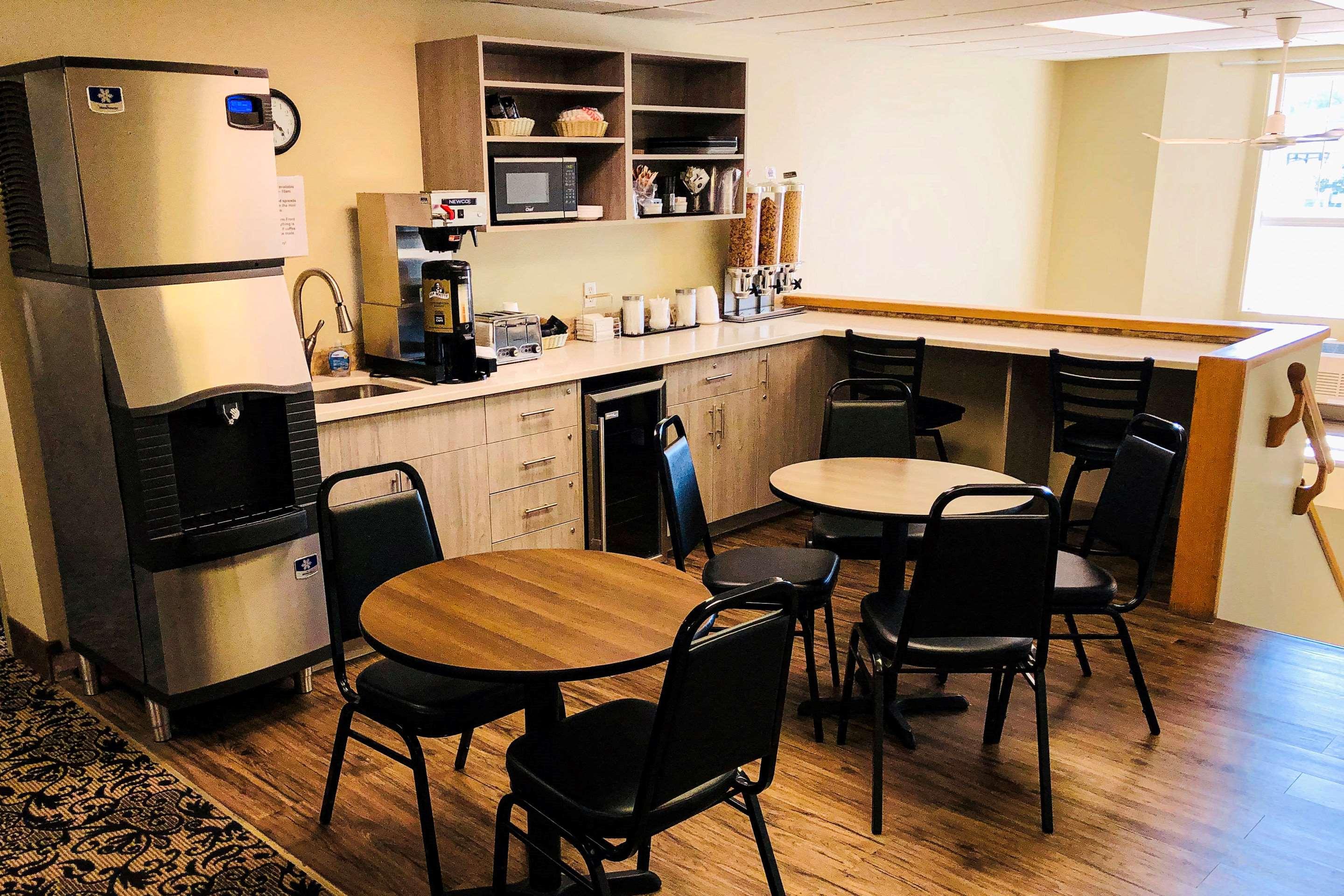 Econo Lodge Okotoks 13/17
