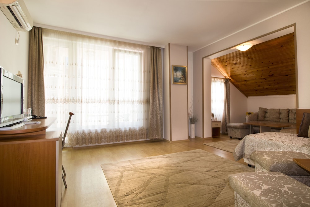 FAMILY HOTEL VENERA 32/48