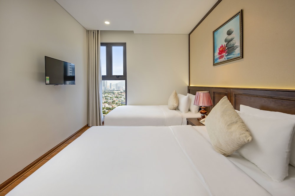SUPERIOR, TWIN BEDS, CITY VIEW