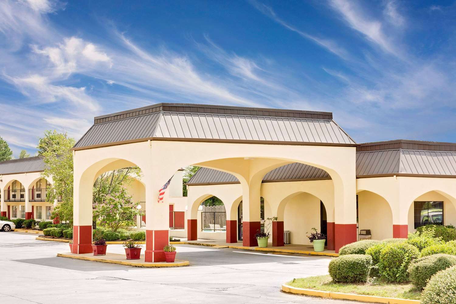 Days Inn & Suites by Wyndham Starkville 1/5