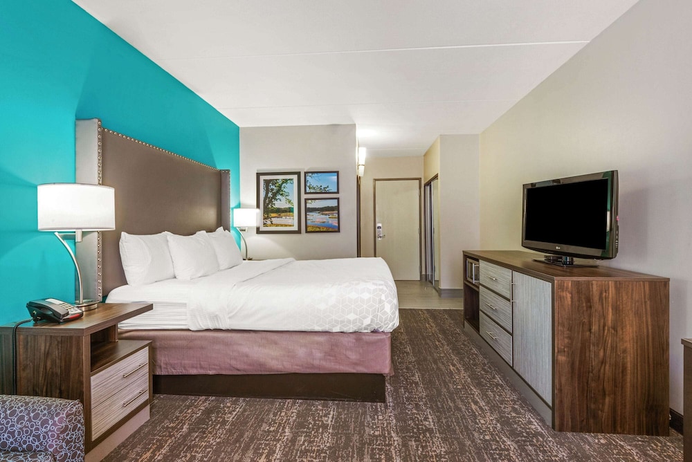 La Quinta Inn and Suites by Wyndham Jamestown 19/46