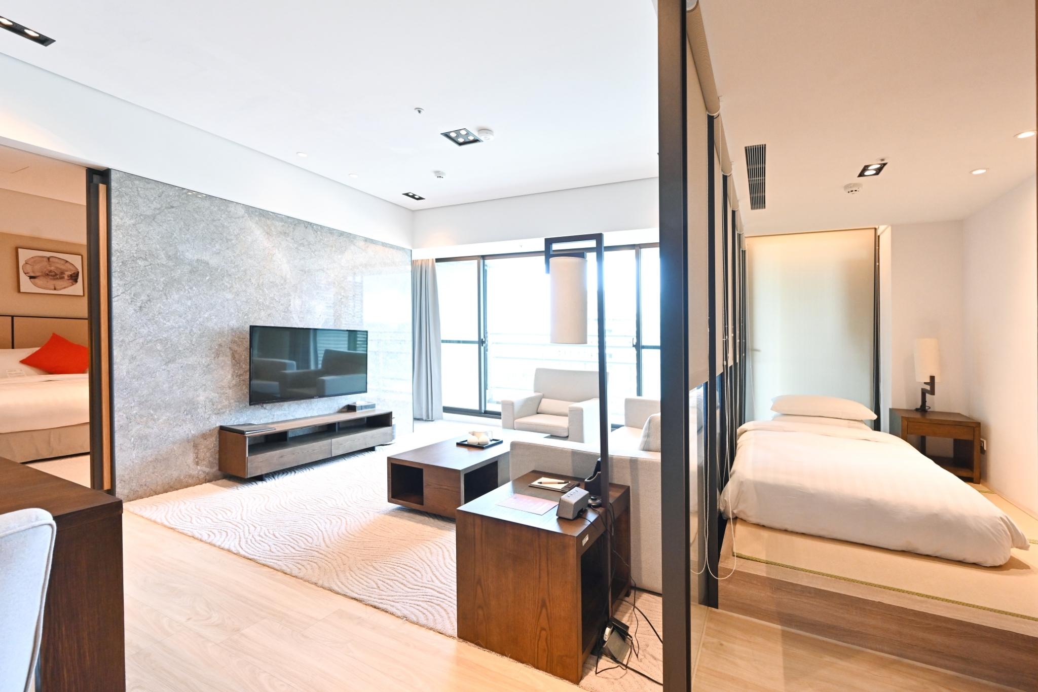 ROOM, TRIPLE, 1 QUEEN AND 1 SINGLE BED