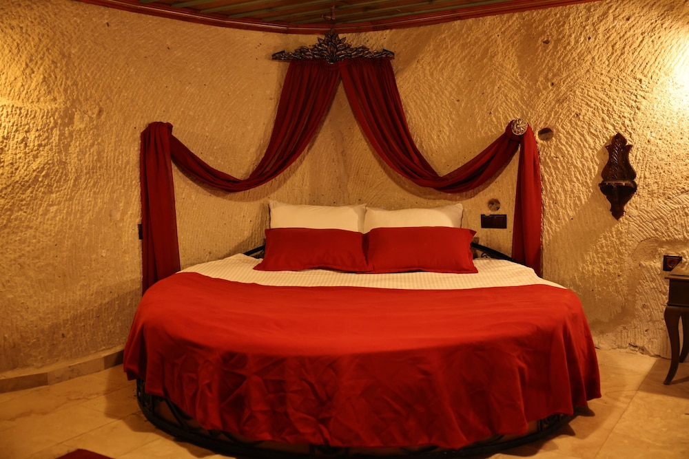 CAVE, SUITE, KING BED