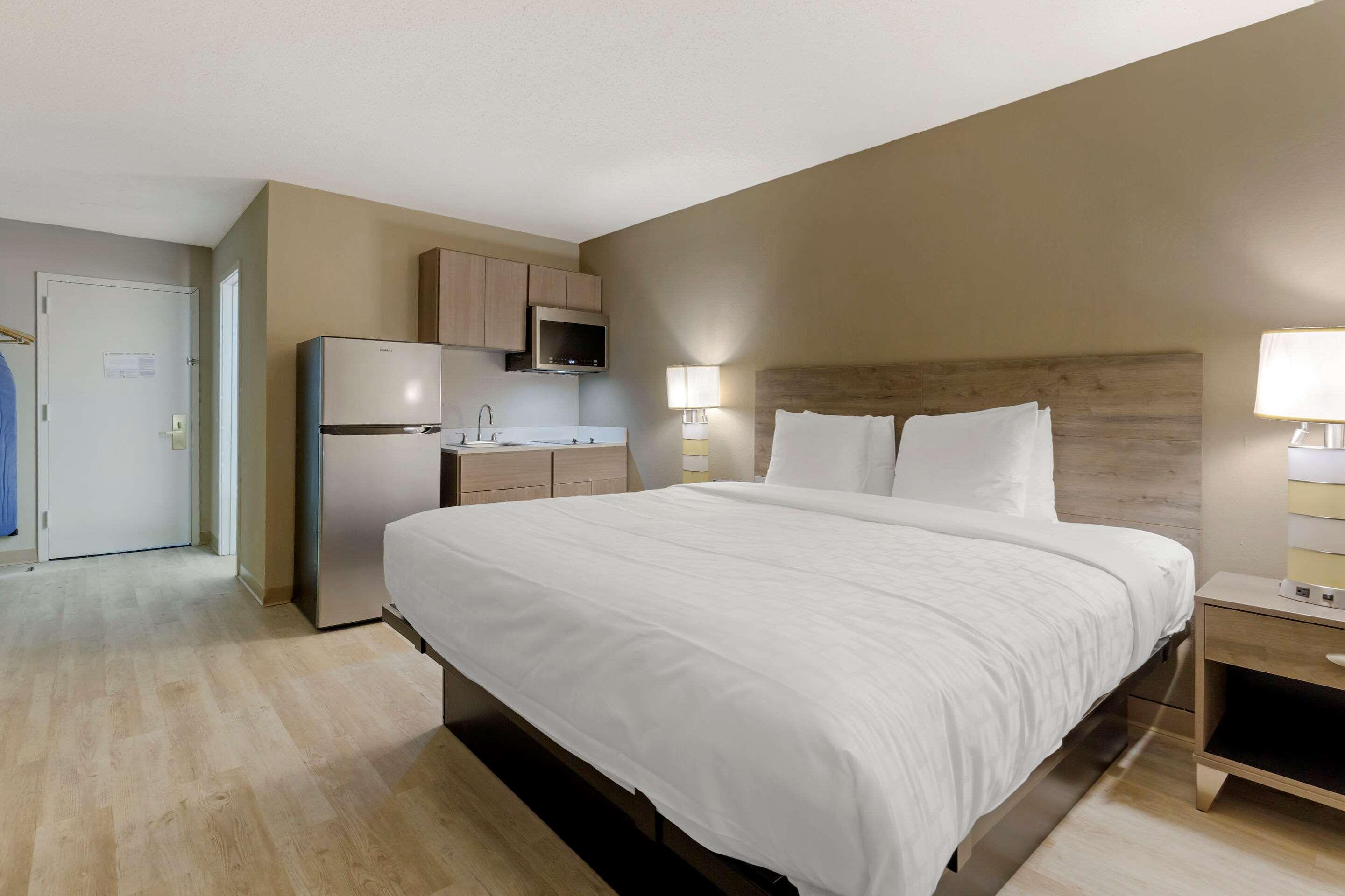 ROOM, KING BED
