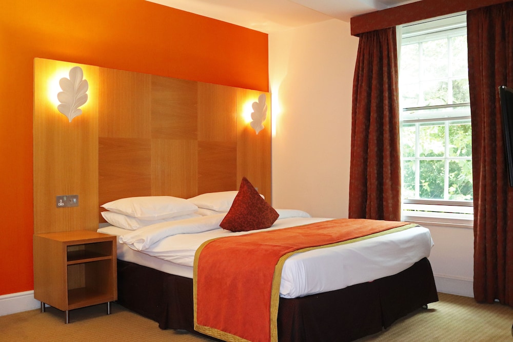 Pinewood Hotel 14/65