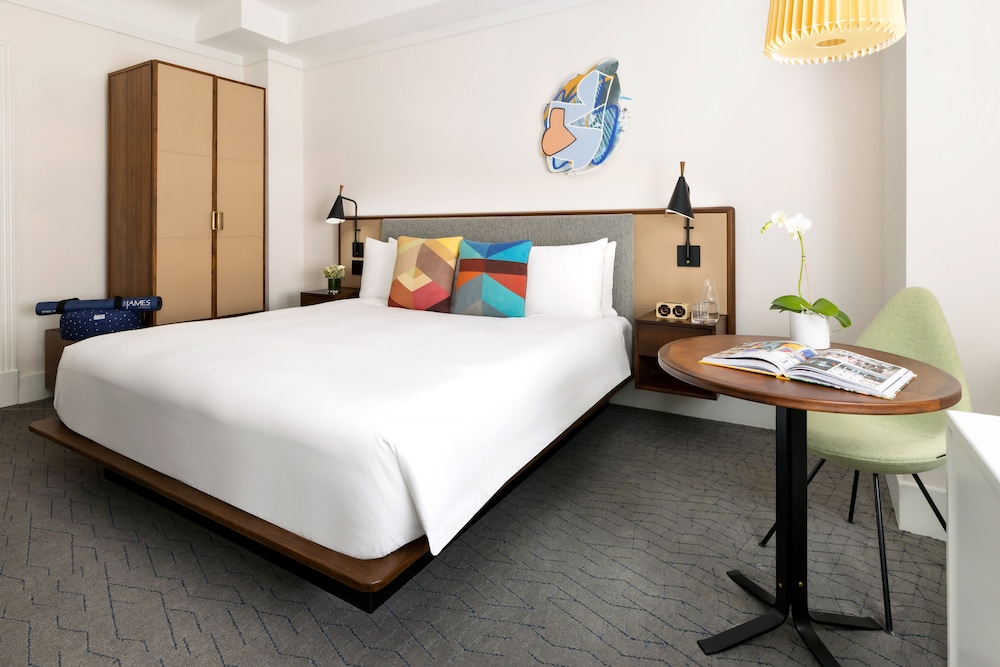 ROOM, QUEEN BED