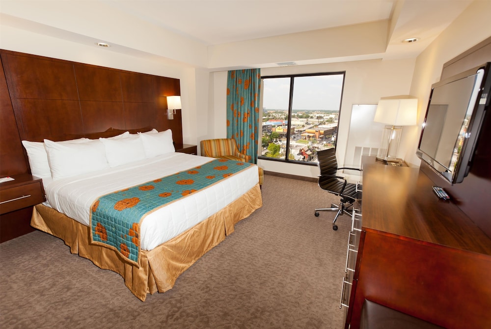 CLUB, SUITE, KING BED, CITY VIEW, SOFA