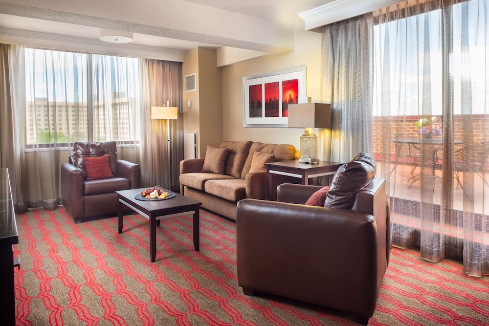 DoubleTree by Hilton New York LaGuardia Airport 24/54