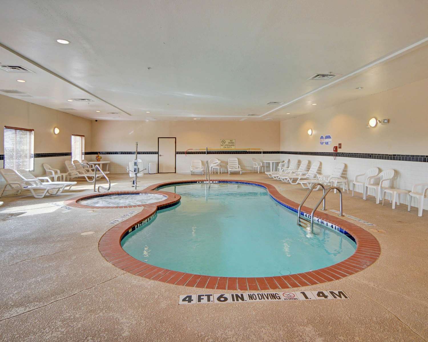 Quality Suites Near Cedar Creek Lake Mabank, TX 24/42