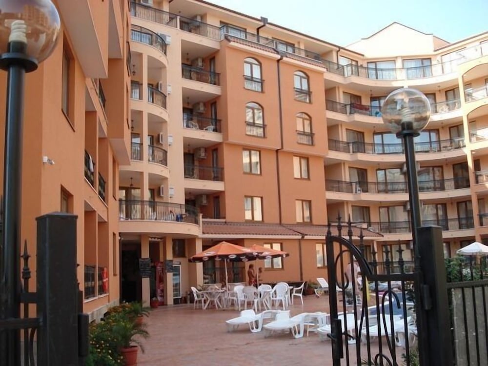 Efir Aparthotel 10/50