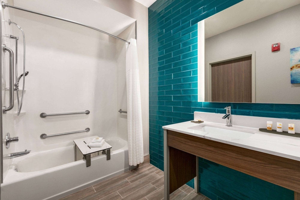 La Quinta Inn and Suites by Wyndham College Station North 14/32