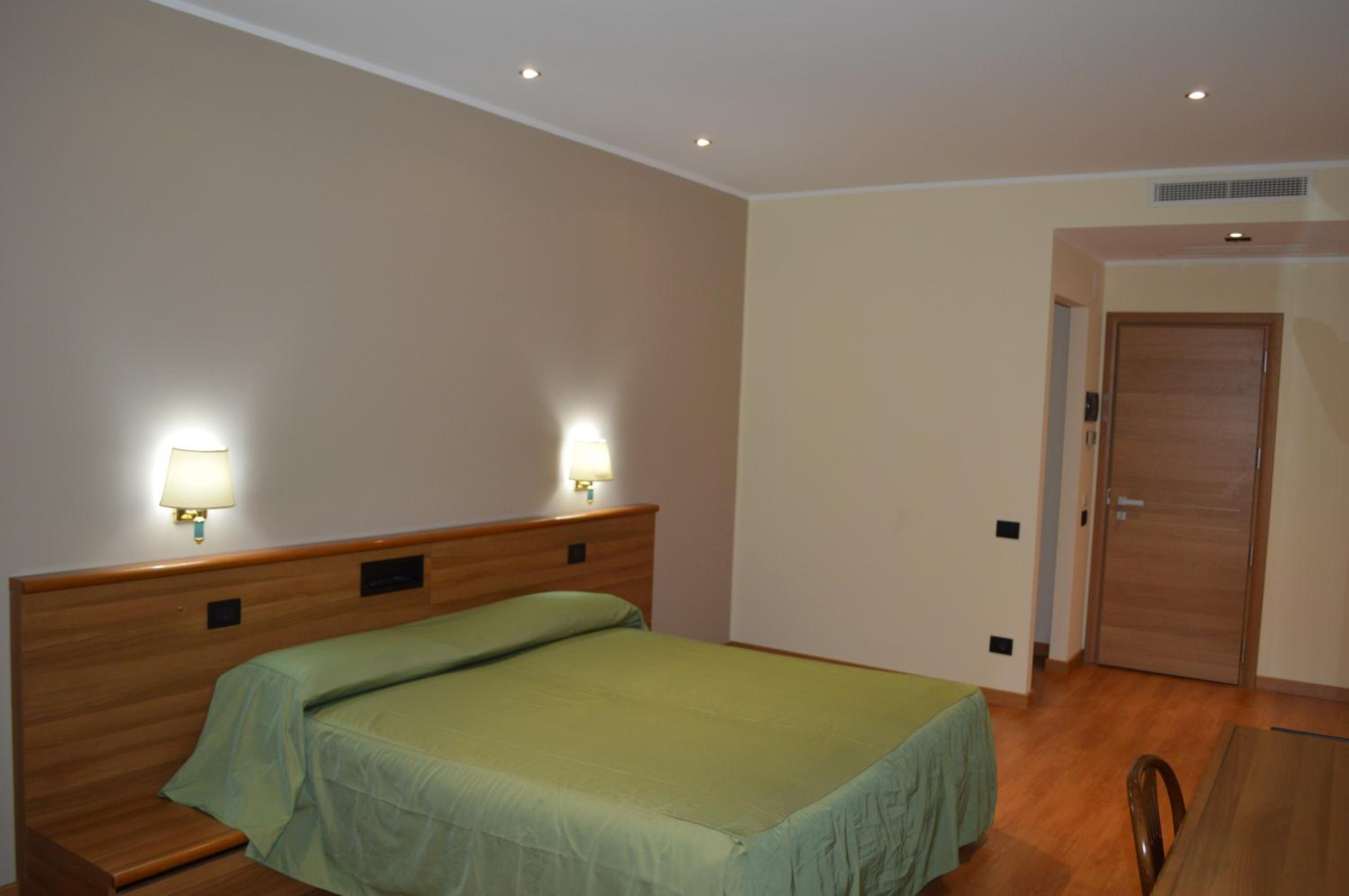 غرفة بسرير مزدوج، Canadian Hotel 3/5