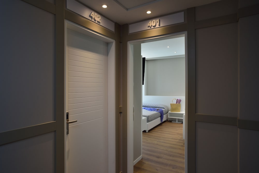 Embassy Hotel & Spa 42/43