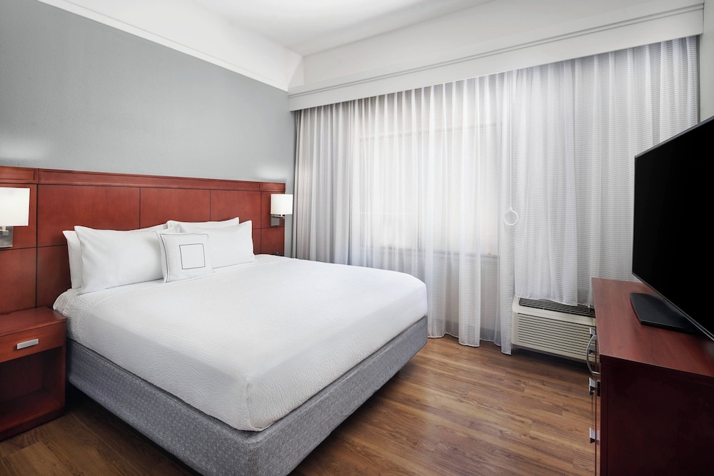 1 BEDROOM, SUITE