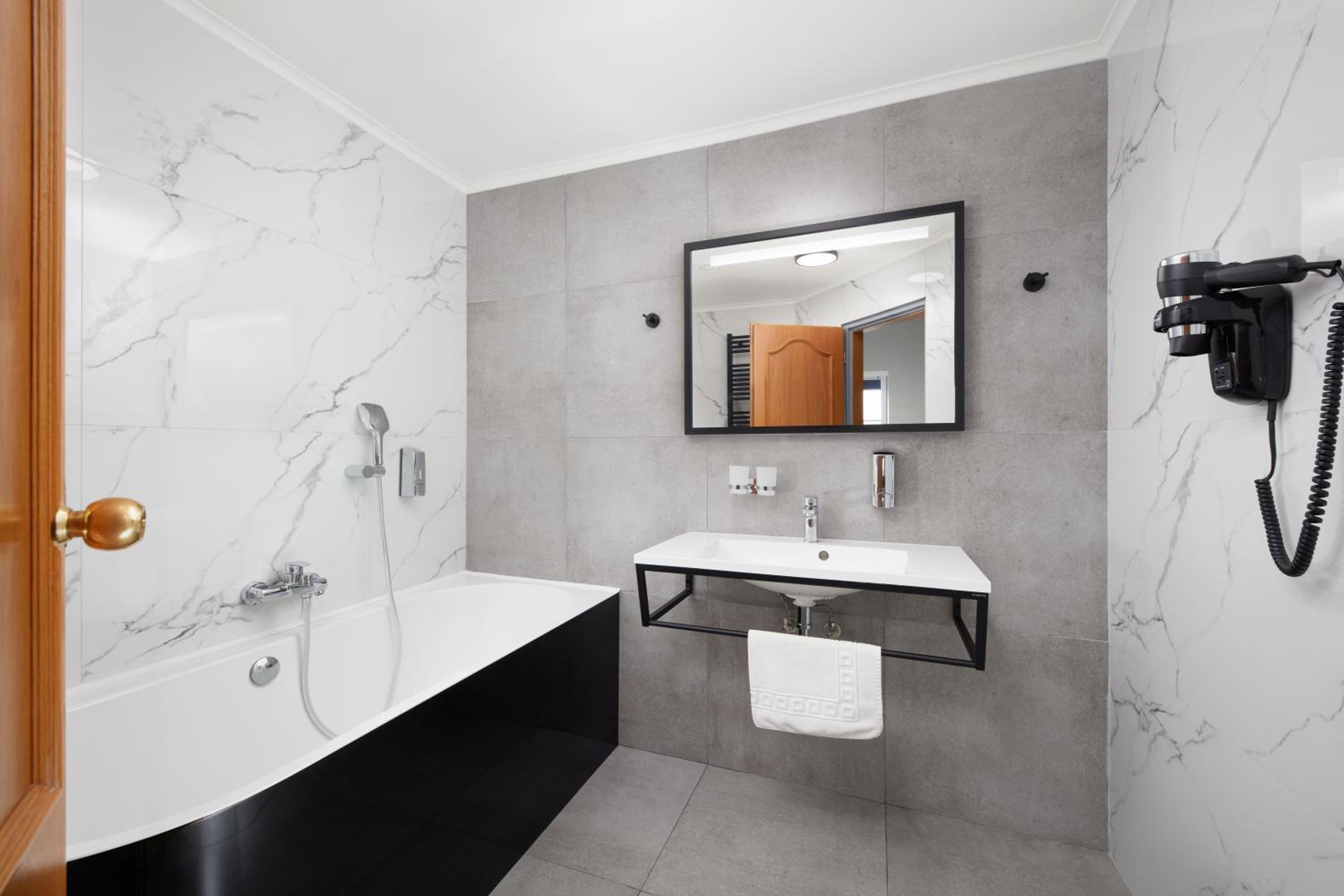 Suite, Sofa, Hotel Nikolas 3/3
